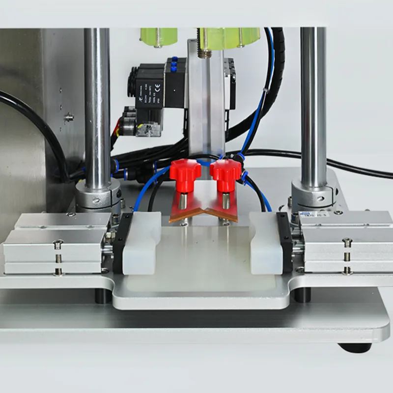 Bottle Clamping Mechanism : Secure & Stable: Firmly holds bottles to ensure accurate labeling and capping. Adjustable: Easily adapts to different bottle sizes without changing parts. Gentle on Bottles: Minimizes the risk of breakage or deformation. Efficient: Keeps production smooth and fast.
